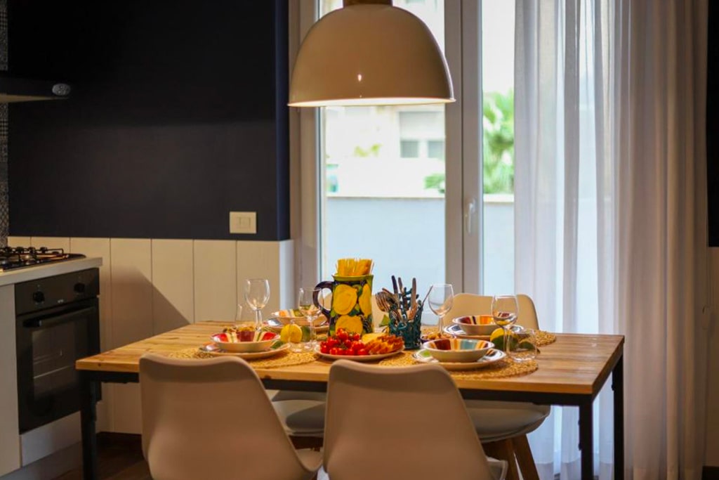 Appartamento Nilu in città dettaglio tavolo da cucina - Cash One