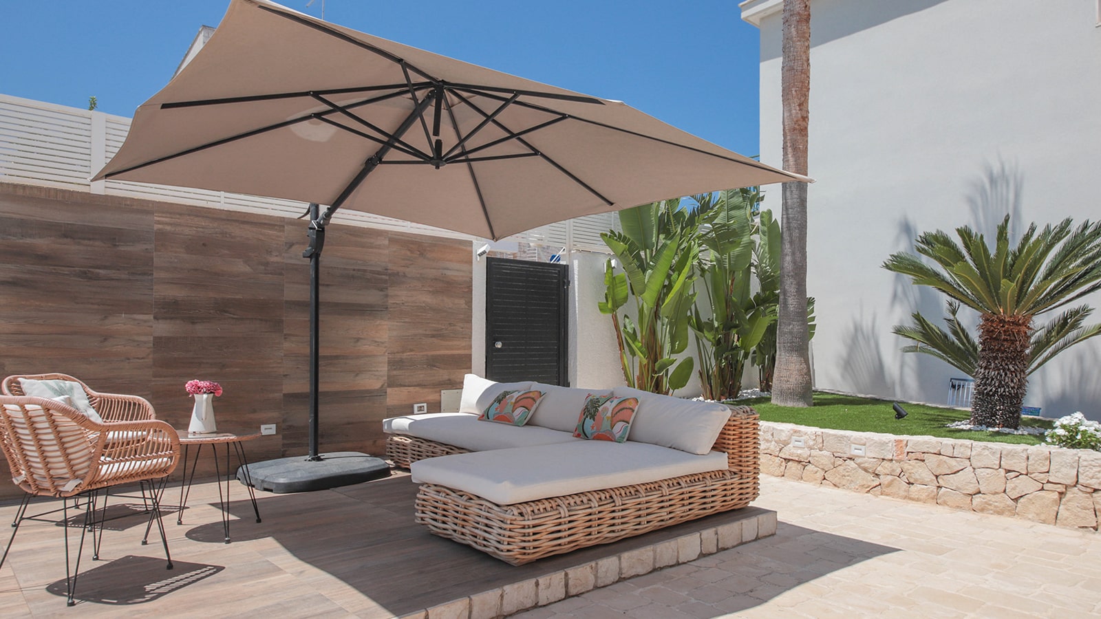 Villa Nilu al Mare dettaglio poltrone esterne - Cash One