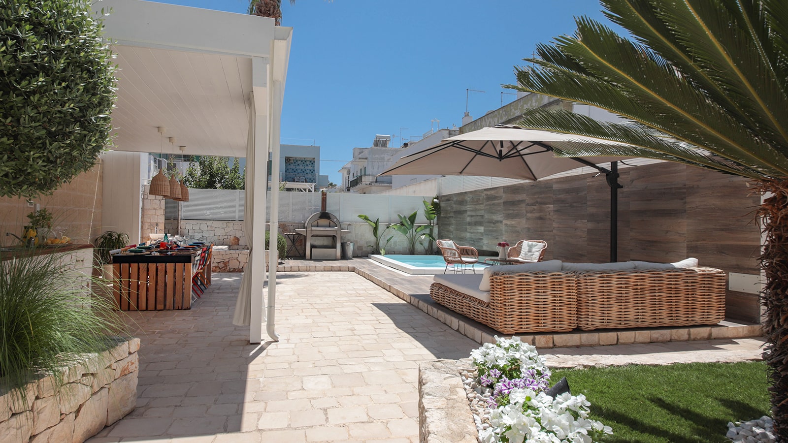 Villa Nilu al Mare dettaglio esterno con poltrone e piscina - Cash One