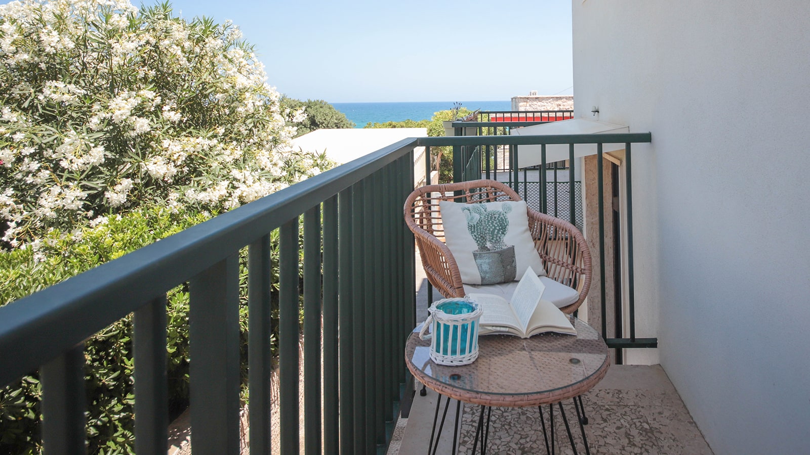 Villa Nilu al Mare dettaglio balcone con sedia - Cash One
