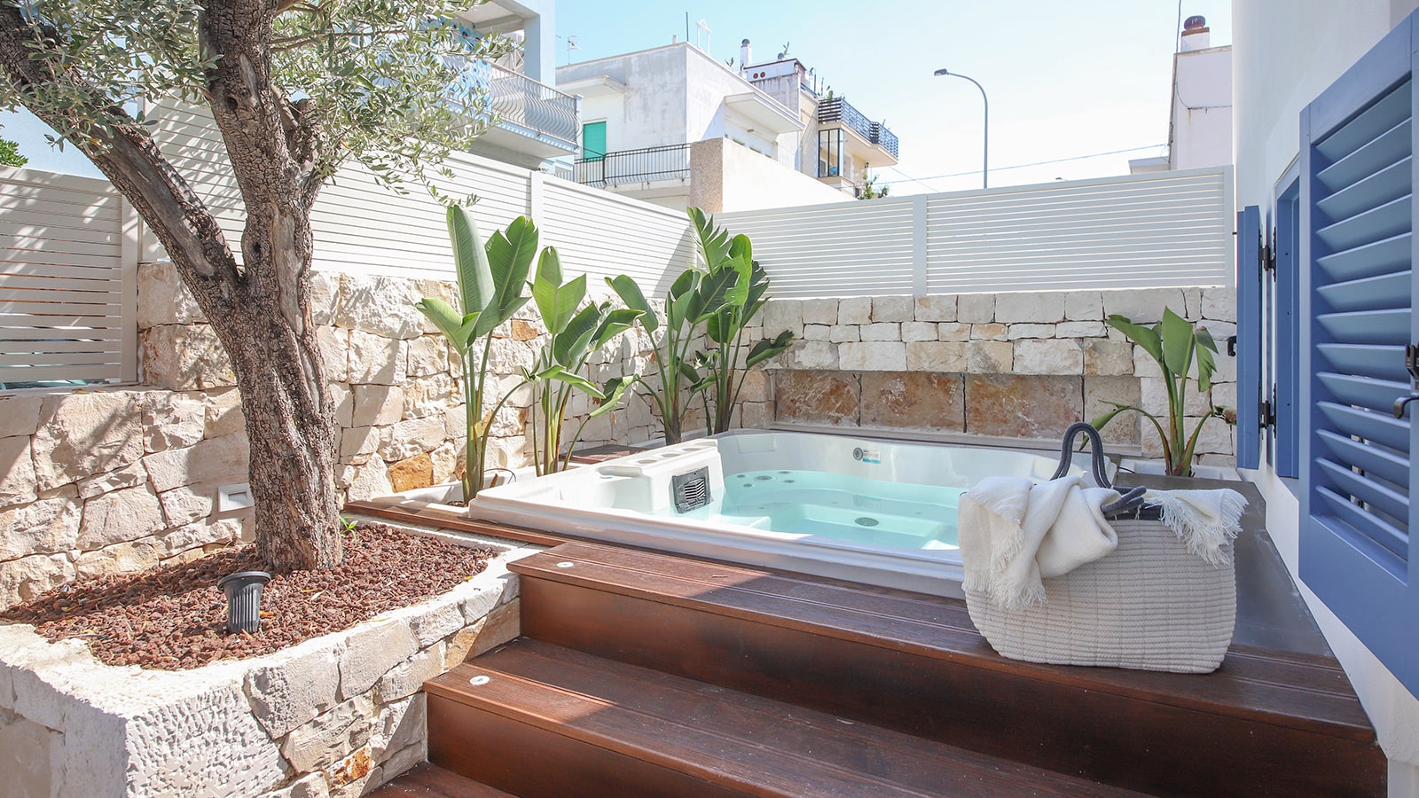 Villa Donna Lucia esterno jacuzzi - Cash One